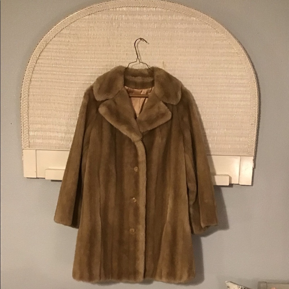 Grandella II by Sportowne Fur Coat - Picture 5 of 15